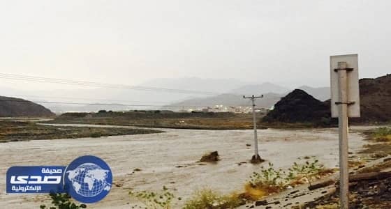 بالصور.. سقوط أمطار غزيرة بالمخواة وتراكم الاحجار بقرى غامد الزناد