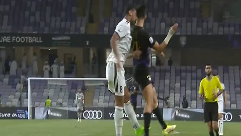 سفيان رحيمي يغادر الملعب بعد تعرضه للإصابة .. فيديو