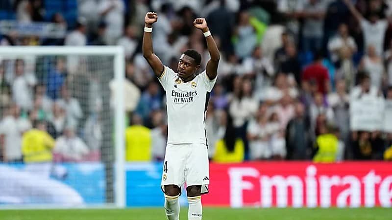 ألابا يتجاهل عروض روشن ويتمسك بالبقاء في ريال مدريد