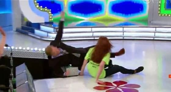 بالفيديو.. موقف محرج لمقدم برامج أسقطته متسابقة على الهواء