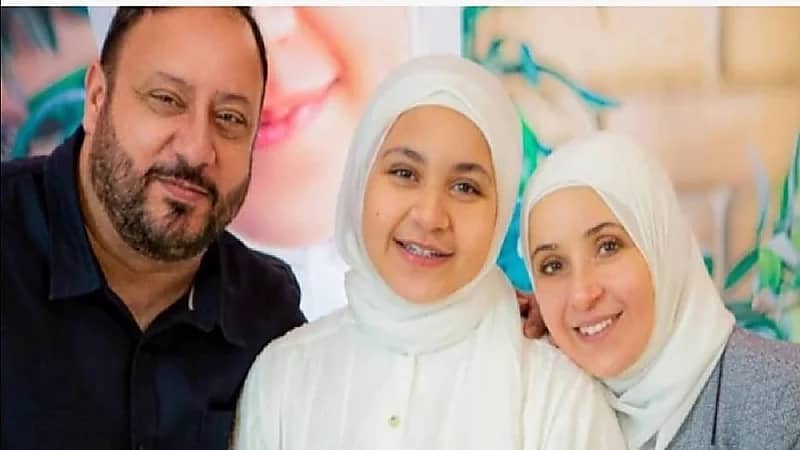 جنى مقداد نجمة " طيور الجنة" تقدم هدايا للفتيات الصغار