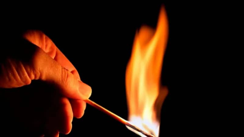 رجل يشعل النار في جسد ابنته لخروجها دون إذنه
