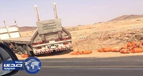 بالصور.. انقلاب شاحنة محملة بأسطوانات غاز