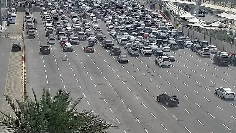 جسر الملك فهد يؤجّل الصيانة ويفتح جميع بواباته أمام المسافرين