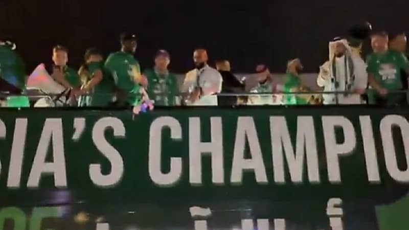 رئيس رابطة الأهلي يحتفل بالسنفور على الحافلة خلال الاحتفال بكأس آسيا ويثير الجدل.. فيديو