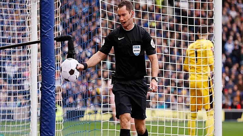 مؤشرات إيجابية لتثبيت "كاميرا" بملابس الحكام