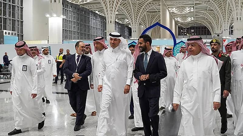 وزير النقل يتفقد مطار المدينة ويتابع سير الأعمال والخطط التشغيلية .. صور