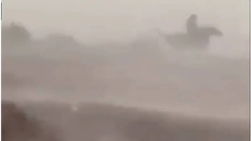 عاصفة بردية تفاجئ شاب على ظهر الخيل في بريدة.. فيديو