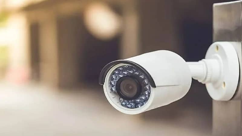 امرأة تكتشف وجود كاميرا مراقبة في دورة مياه ابنتها .. فيديو