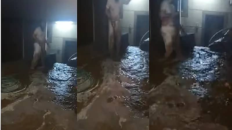 بالفيديو.. السيل يداهم منزل مواطن في فيفاء