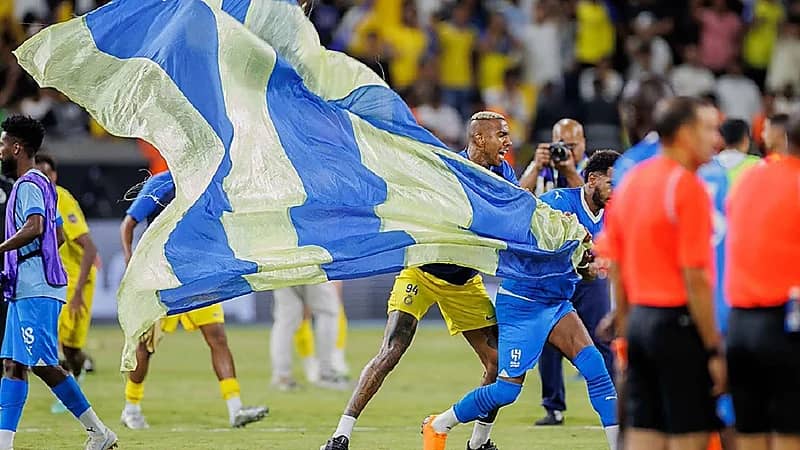 البليهي يمنع تاليسكا من غرز علم النصر في الملعب .. فيديو