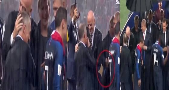 بالفيديو.. الفتاة التي تسلم الميداليات للمنتخب الفرنسي تخبئ واحدة دون أن ينتبه لها أحد