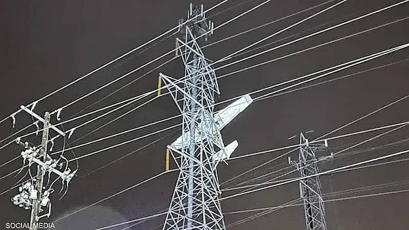 بالفيديو.. طائرة تصطدم ببرج كهرباء وأنباء عن سلامة ركابها