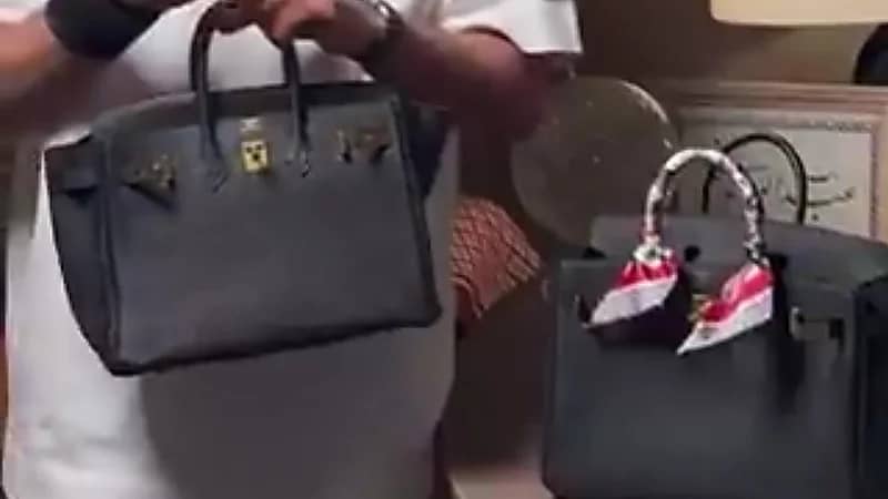 صدمة والدة عبدالله الودعاني بعد رؤيتها حقيبة تقليد من الصين مطابقة لحقيبتها الأصلية ..فيديو