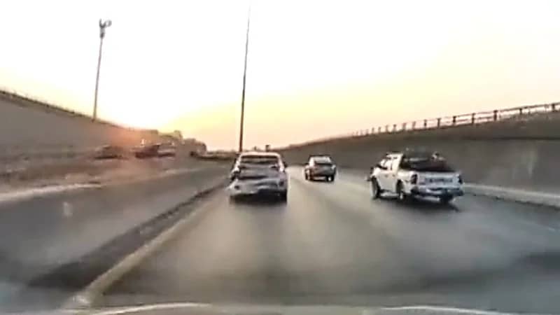 عامل نظافة كاد أن يتسبب في حادث لإحدى السيارات .. فيديو