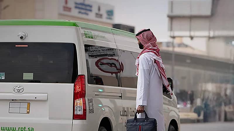إطلاق خدمة الحافلات تحت الطلب في الرياض عبر تطبيق درب .. صور