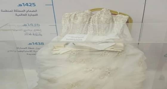 بالصور.. فستان زفاف يلفت أنظار النساء بمهرجان " الجنادرية 32 " .. فما قصته؟