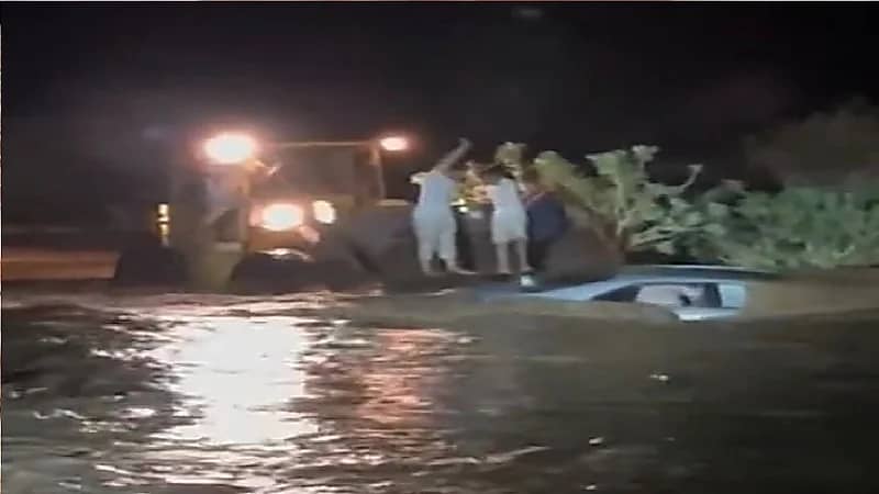 وزير الداخلية يوجه بتكريم مواطن أنقذ عائلتين من سيل بوادي تربة