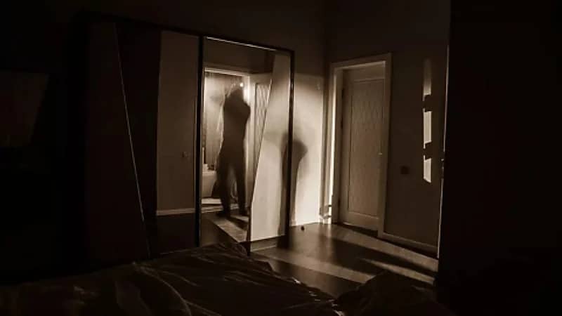 امرأة تصدم بعد العثور على دليل قديم لجريمة قتل في منزلها.. صورة