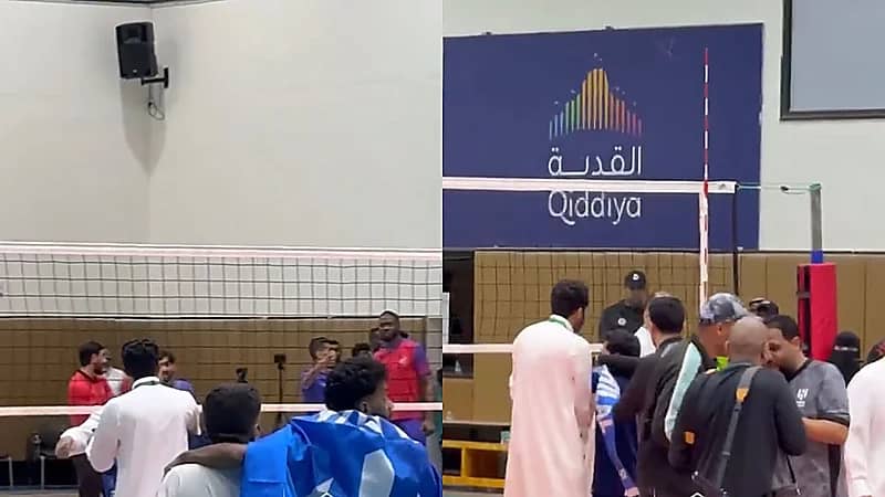 نصراوي يعترض على رفع علم الهلال بعد التتويج .. فيديو