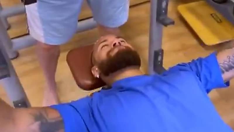 نيمار خلال تدريباته في الصالة الرياضية .. فيديو