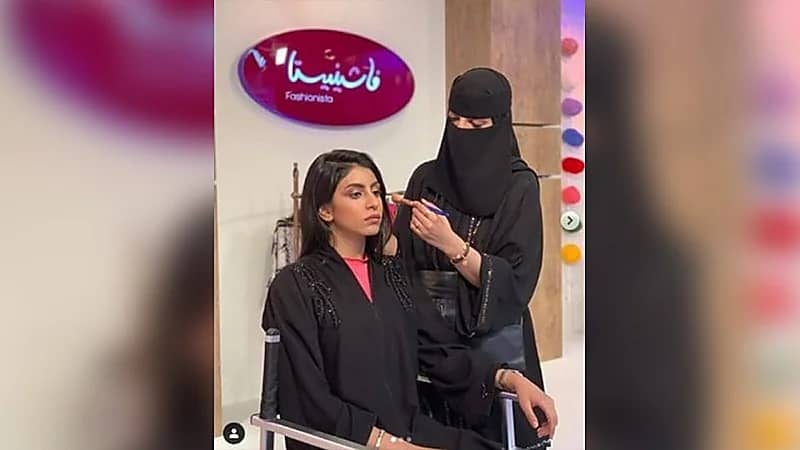 بالفيديو.. بلوغر تبرر سبب طلبها من العنود اليوسف خلع النقاب