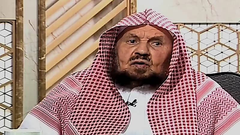 هل تكفي الكمامة عن النقاب في ستر وجه المرأة؟ الشيخ المنيع يرد .. فيديو