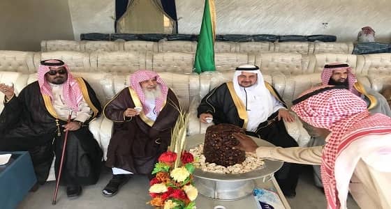 شيخ قبيلة الصيادلة يكرم الدكتور الراجحي