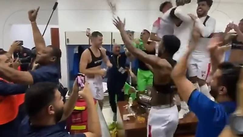 لاعبو القادسية يحتفلون على طريقتهم الخاصة بعد الصعود .. فيديو