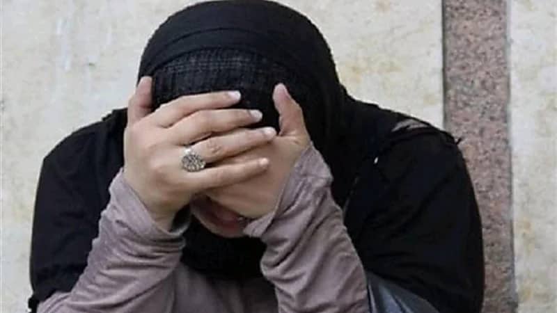 ربة منزل تعذب فتاة لإجبارها على ممارسة الدعارة