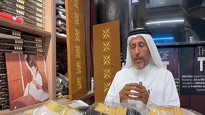 قصة مواطن تعلم حياكة البشت قبل تعلم القراءة والكتابة.. فيديو