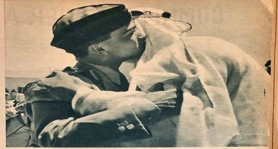 صورة نادرة للملك سعود والملك حسين وهم يتعانقان في مطار عمان