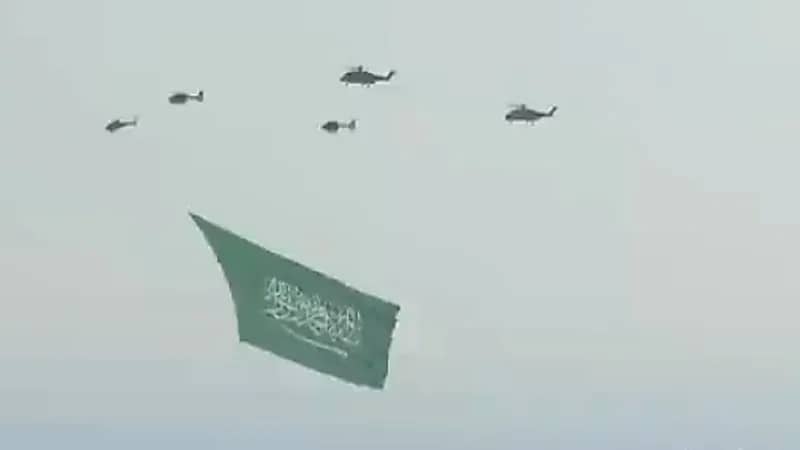 بالفيديو .. علم المملكة يرفرف عاليًا في سماء الرياض