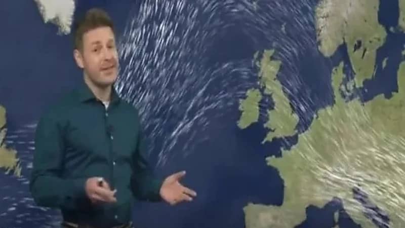 بالصور.. مذيع نشرة يتعرض للسخرية بسبب ملابسه