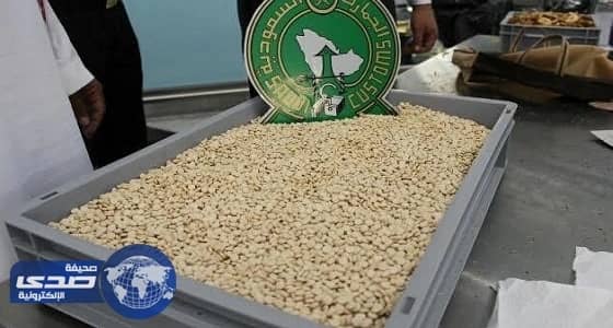 بالصور.. مطار الأمير محمد بن عبدالعزيز يحبط تهريب 143 ألف حبة كبتاجون في علب حلوى