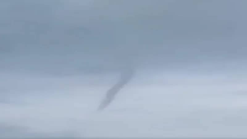 شاهد.. شاهقة مائية تتشكل أمام ساحل جدة