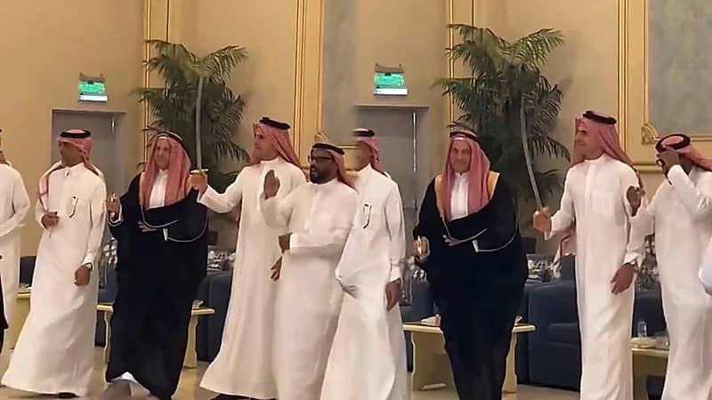 غروهي يشارك في حفل زفاف بجدة ويؤدي العرضة بالزي السعودي ..فيديو