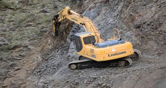 بالصور .. مواطن يقوم بفتح عقبة تربط عدة قرى على نفقته الخاصة