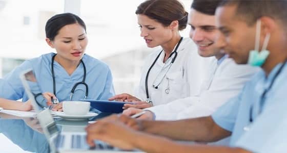 500 طبيب و150 طالب طب يحتجون على زيادة رواتبهم