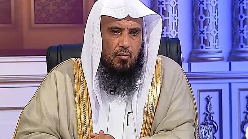 الخثلان يوضح حكم وجود الخادمات في منزل به رجال وهي كاشفة .. فيديو