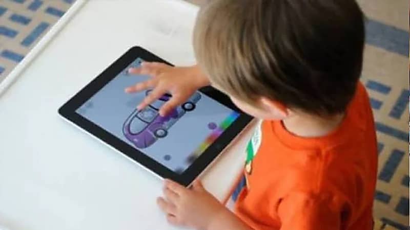 استشاري: ضعف البصر وانحناء الرقبة ينتظر الأطفال مستخدمي الأجهزة الذكية "فيديو"