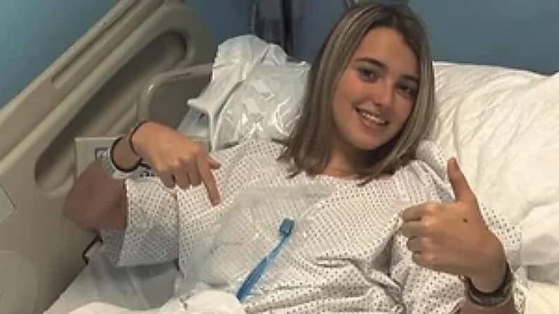 فتاة تبتلع فرشاة أسنان بطريقة غريبة