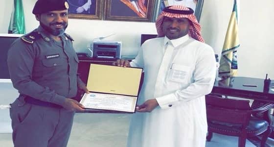 مدير الدفاع المدني يكرم مواطناً بالمخواه