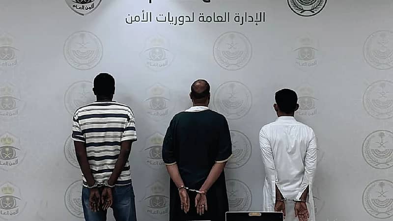 القبض على 3 وافدين لترويجهم لحملات حج وهمية وبيع أساور حج مزورة.. فيديو