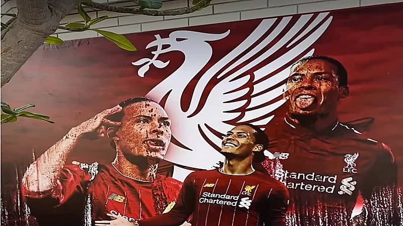 مواطن يغطي جدران منزله بملصقات ليفربول احتفالًا بتتويج الفريق بالدوري.. فيديو