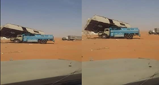 بالفيديو.. غرفة حديدية تقع فوق سطح شاحنة ماء بسبب الرياح الشديدة