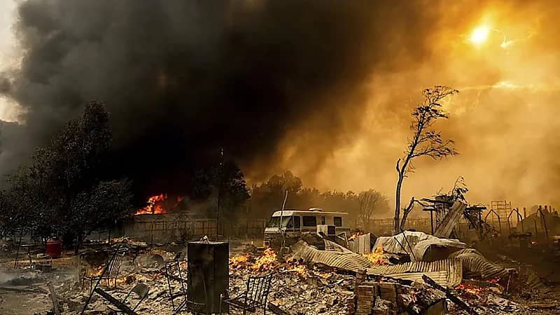 حريق يلتهم بلدة تاريخية في كاليفورنيا.. فيديو