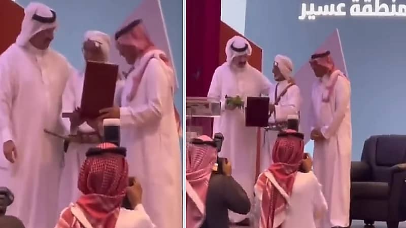 مشهد عفوي لأمير عسير ووزير التعليم مع أحد المكرمين..فيديو