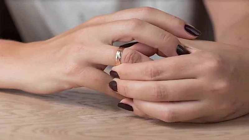 امرأة تتفاجأ بخيانة زوجها لها مع صديقة عمرها