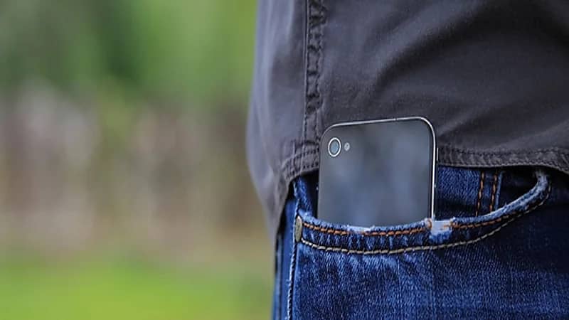 خبراء: الهواتف المحمولة تسبب العقم